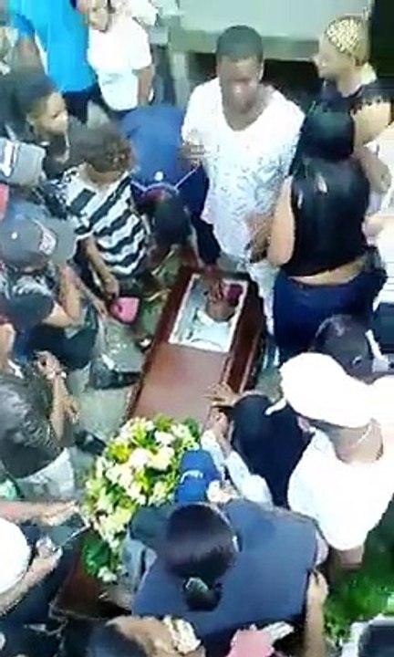 Tremendo rebú se arma en el entierro de joven que tenia tatuado el 666
