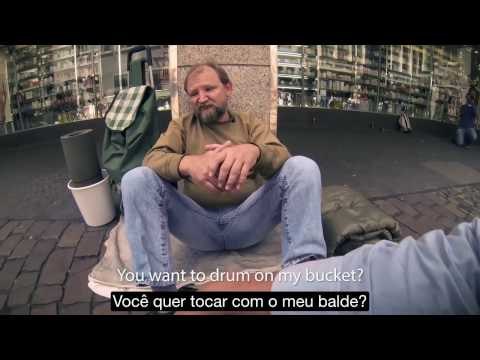 Ninguém prestava atenção nele... Quando um estranho se senta ao seu lado um milagre acontece na rua