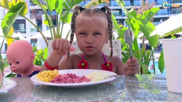 Беби Бон и Ярослава купаются в бассейне – отдых в отеле. Видео для детей Baby Born Doll Bath Time