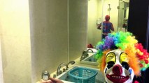 SPIDERMAN против IRONMAN ж / дерьмовой шалость Супергерои Зло клоуна в реальной жизни по супергерой Дети реальности