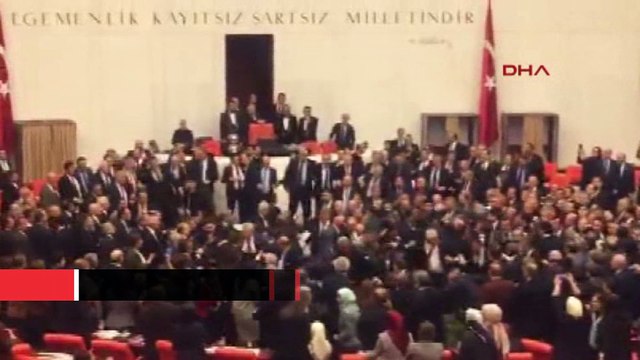 Meclis'te yumruklu, tekmeli kavga