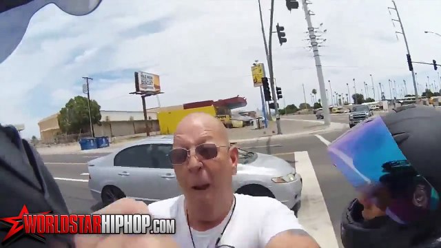 Un fou sort de sa voiture et frappe un motard et sa femme !