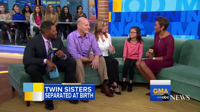 2 soeurs jumelles adoptées se rencontrent pour la première fois à 8 ans