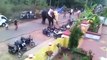 Cet éléphant détruit les motos et voitures sur un parking
