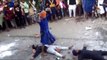 Il se prend un coup de masse sur la tête par accident pendant un rituel Sikh. KO direct