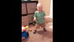 Ce bébé apprend à marcher : découvrez ce qui le fait rire à chaque fois qu’il fait un pas