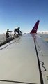 Des employés vraiment pas habiles essaient de dégivrer les ailes de l'avion... Flippant