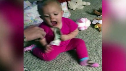 Si jeune et déjà passionné par la'argent... C'est moche gamin!