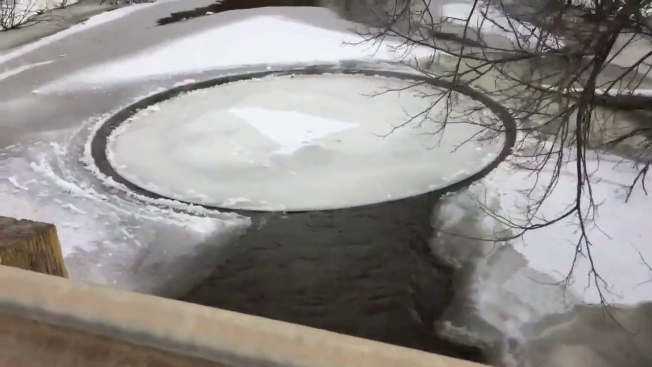 Un mystérieux cercle de glace s'est formé dans une rivière à Chicago