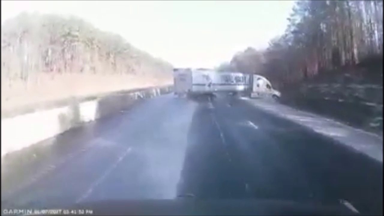 Ce chauffeur de camion perd le controle du véhicule et fait un tete à queue