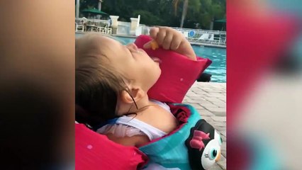 Quand t'es trop musclé des bras pour pouvoir manger... Ahaha