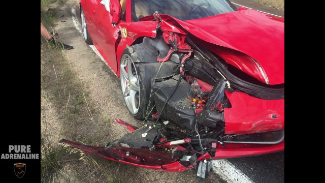 Il éclate sa Ferrari 458 Italia en essayant d'épater sa copine en roulant trop vite