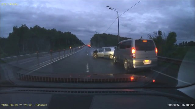 Un chauffard déboule de nulle part à toute vitesse et s'écrasse contre la glissière de sécurié!