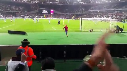 Deux supporters pénètrent sur un stade pendant un match de foot déguisé en spiderman !