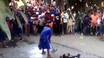 Un Sikh se prend un coup de masse sur la tête