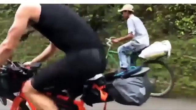 Un agriculteur colombien de 63 ans ridiculise deux triathlètes européens pendant une ascension en vélo