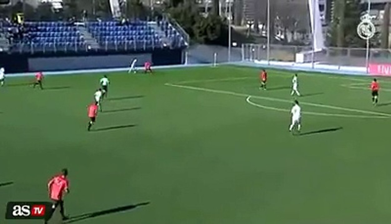 Le dribble coup du sombrero génial de Theo Zidane