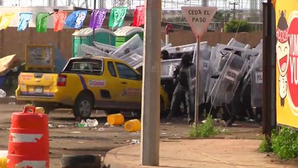 Au Mexique, un pickup fonce sur un barrage de policier