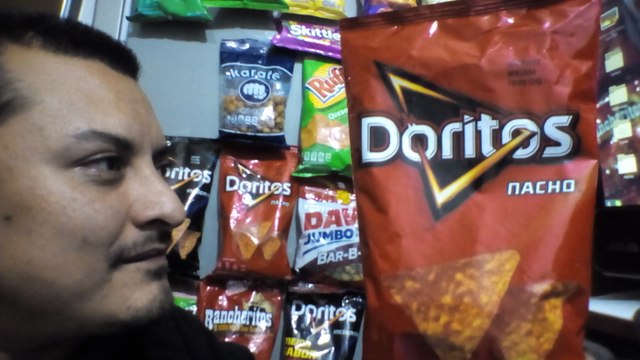 DORITOS NACHO PREPARADOS CON VARIAS SALSAS DE MEXICO UN CHILE HABANERO Y UNA GASEOSA DR PEPPER
