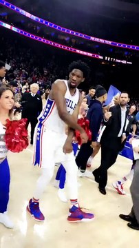 Vainqueur des Knicks, Joel Embiid danse avec les cheerleaders