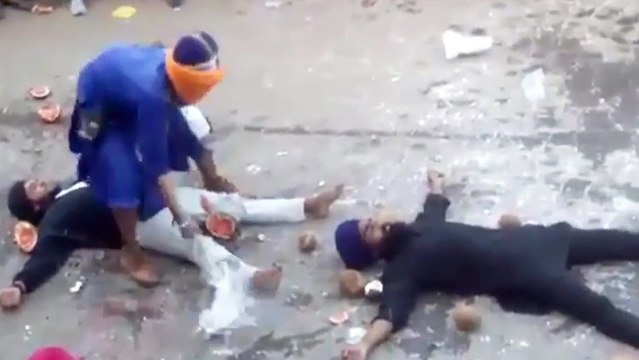 Un Sikh se prend un coup de masse sur la tête pendant un spectacle (Inde)