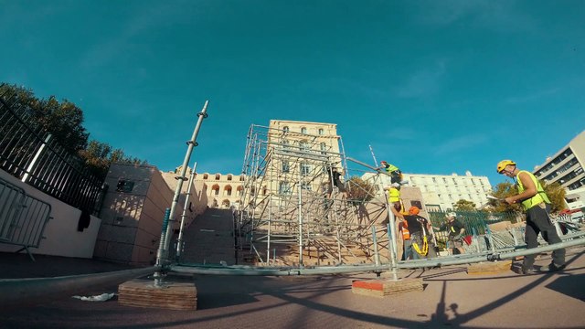 Red Bull Crashed Ice : l'impressionnant montage d'une piste de glace sur le Vieux-Port de Marseille