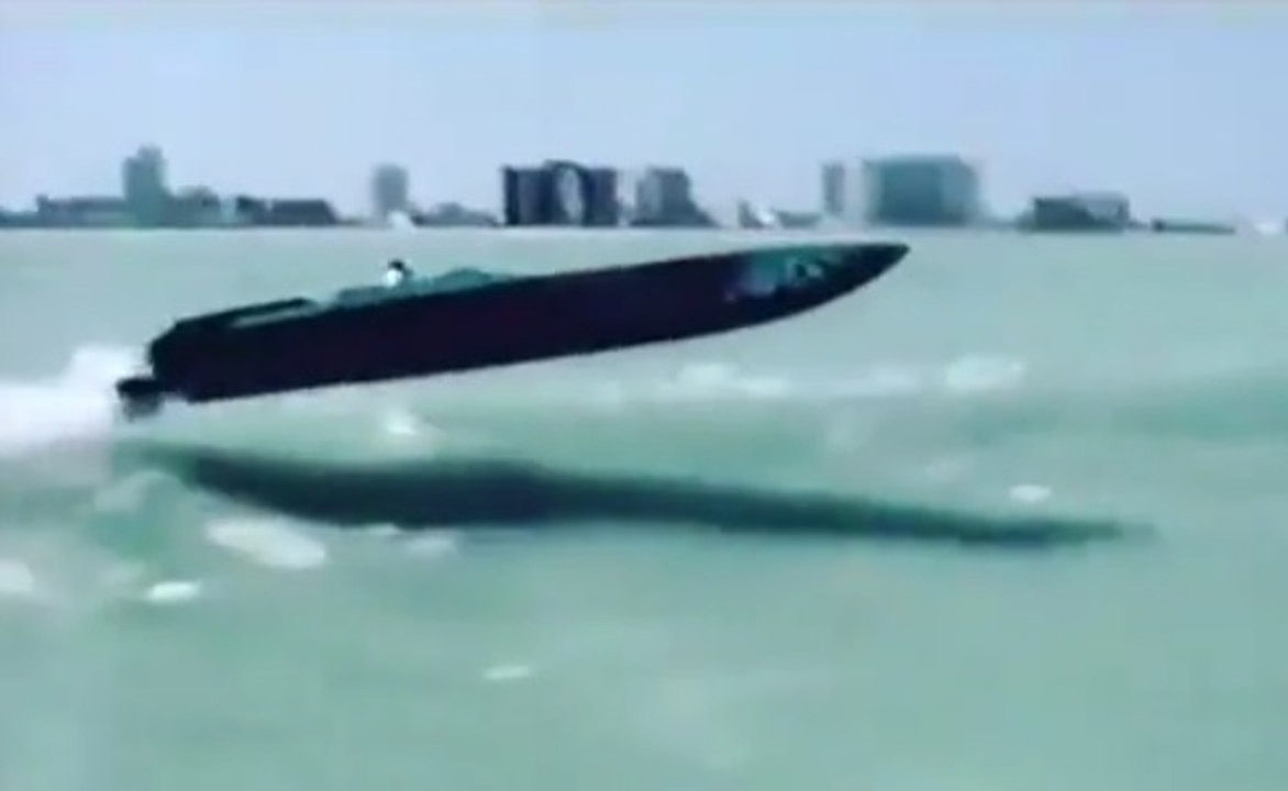 Régis mets les watts sur son hors-bord il fait des sauts assez fous sur des vagues.