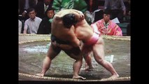 大相撲 ピンクの廻しの若い宇良君：アクロバット相撲は面白いけど怪我が心配です-FgfF9JKSGR4