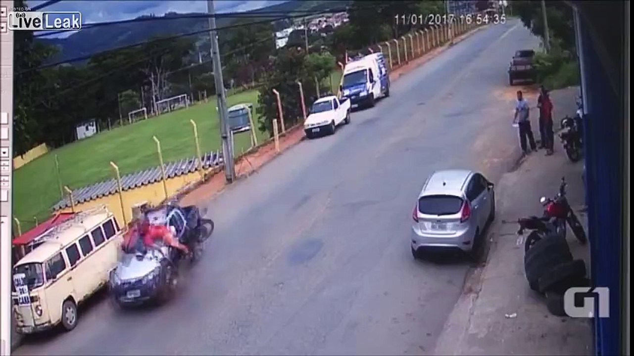 Un motard miraculé survit à une collision ultra-brutale
