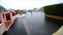 En Ardennes il fait du patin à glace dans sa rue