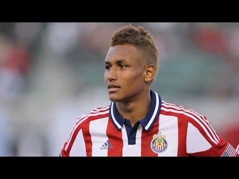 Juan Agudelo scores his first goal in a Chivas jersey