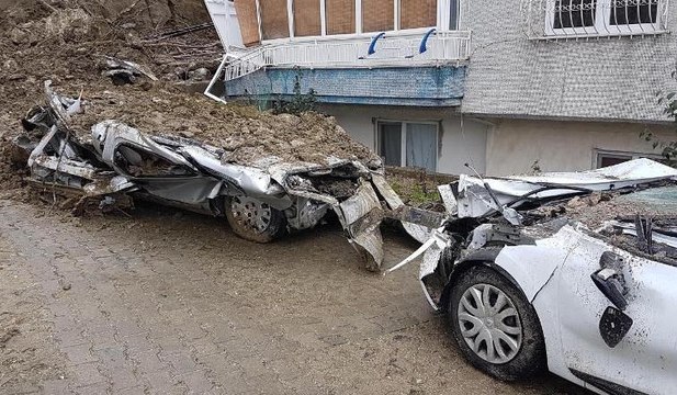 İstinat duvarı çöktü araçlar hurdaya döndü