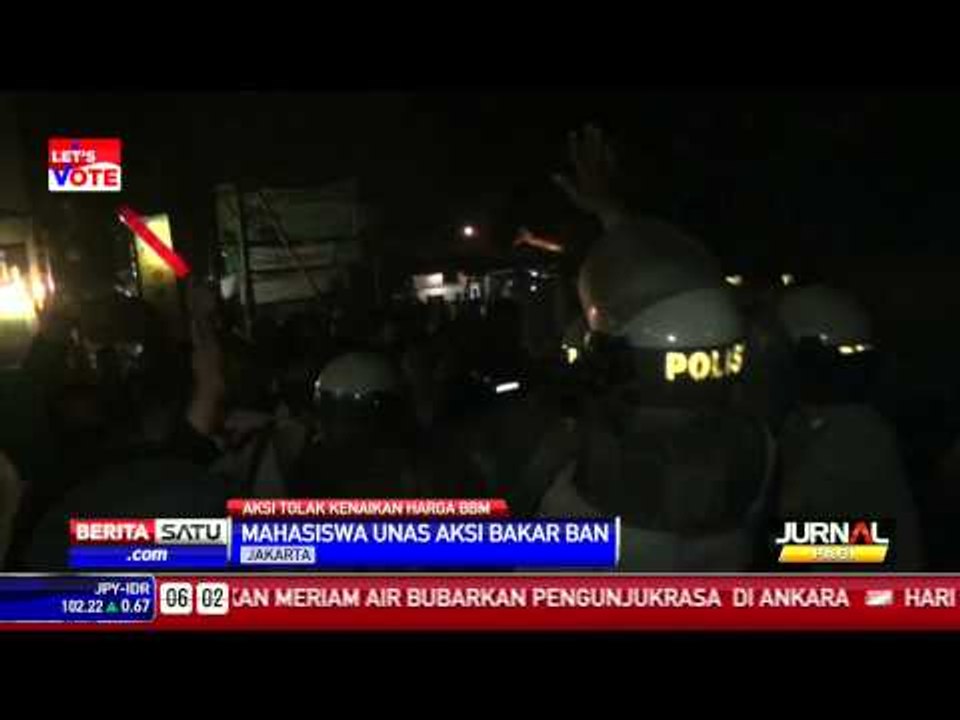 Mahasiswa UNAS Lakukan Aksi Bakar Ban