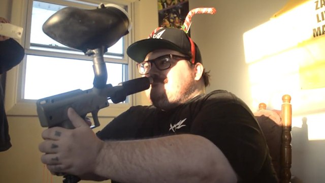 Il se tire une bille de paintball en plein visage