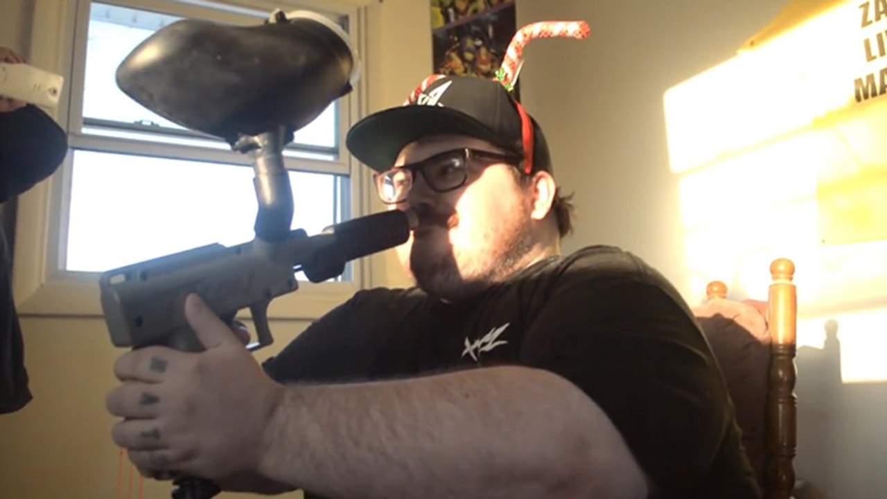 Il se tire une bille de paintball en plein visage