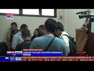 Novie Amelia Lempar Tas dan Telepon Gengam Ke Tukang Ojek