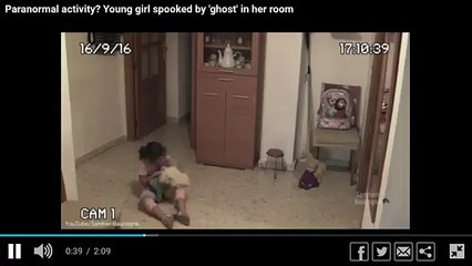 Lạnh sống lưng trước cảnh con búp bê rung đầu kì lạ trong góc phòng