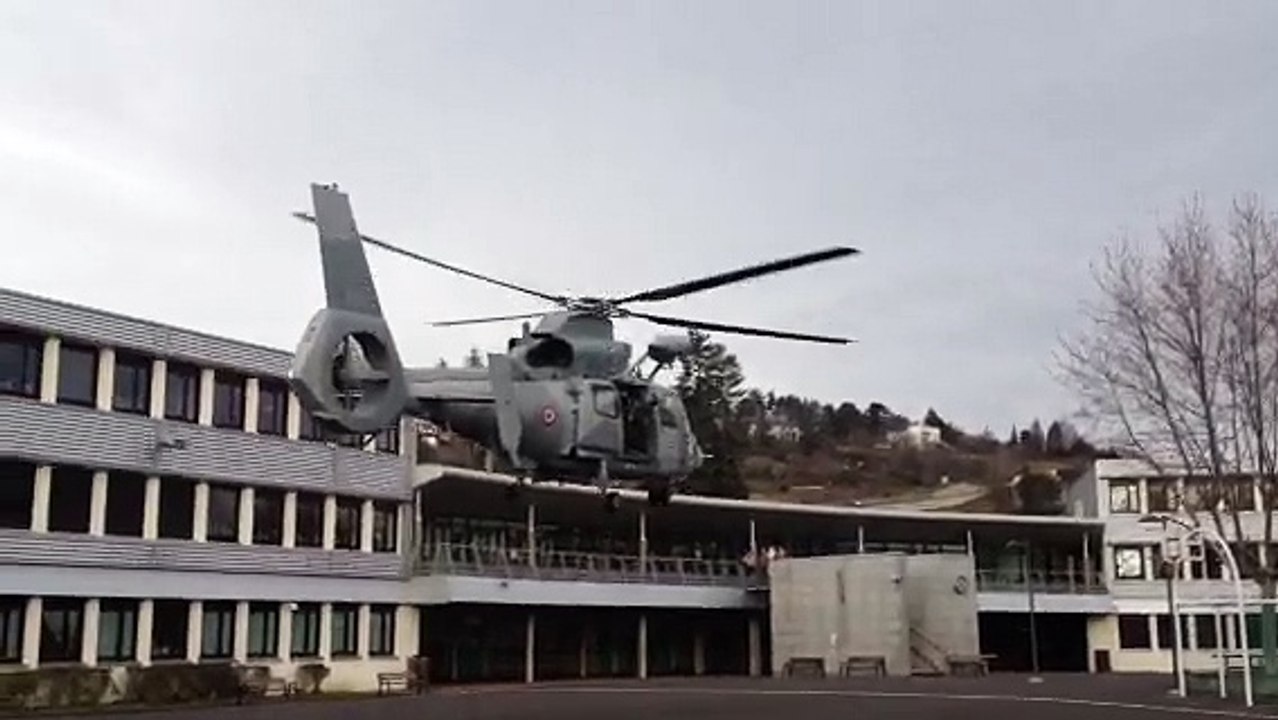 Un hélicoptère de la flotille 36F de la Marine Nationale se pose au collège Teilhard de Chardin à Chamalières
