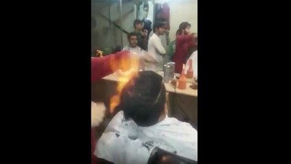 Un coiffeur enflamme les cheveux de son client