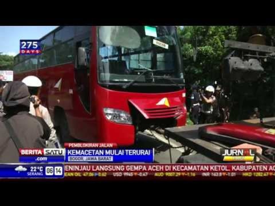 Aksi Protes Supir Bis di Tol Jagorawi