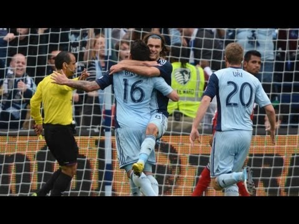 GOAL: Graham Zusi roofs in the 3rd | Sporting KC vs Chivas USA