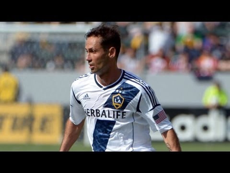 GOAL: Landon Donovan sets up Marcelo Sarvas inside the 6