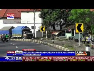 Petugas Pasang Rambu Jalan di 51 Titik Alas Roban