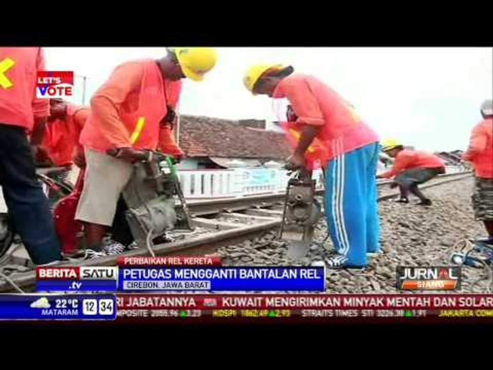 Petugas Mengganti Bantalan Rel