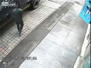 Решил проколоть колесо грузовика