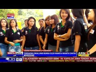 Terdakwa Dikalungi Bunga Oleh Wanita - Wanita Cantik