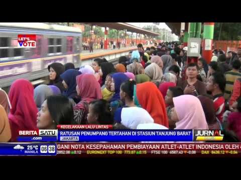 Tabrak Minibus, Ratusan Penumpang Commuter Line Terlantar