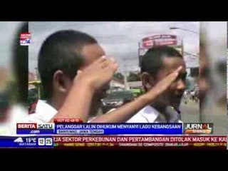 Pelanggar Lalu Lintas Dihukum Menyanyikan Lagu Nasional
