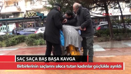 下载视频: Sokak ortasında saç saça baş başa kavga