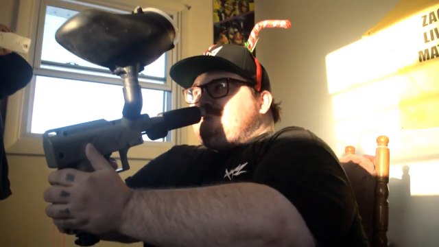 Ce débile se tire une bille de paintball dans la bouche